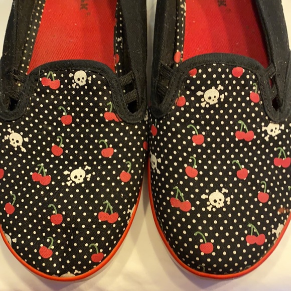 Airwalk slip-ons with cherries and skulls - Picture 5 of 5